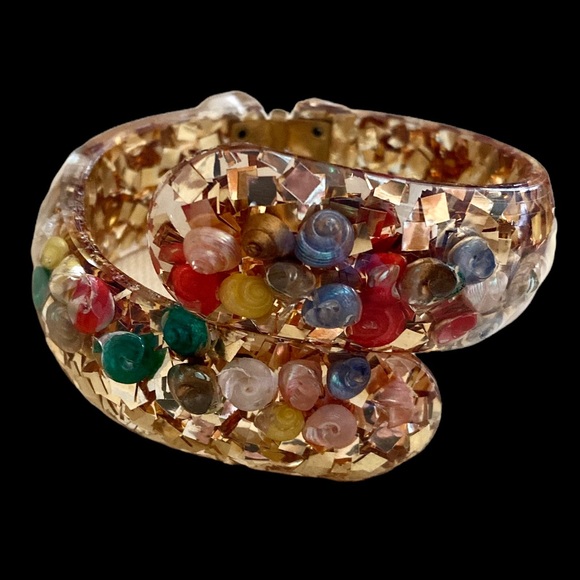 Vintage Estate Jewelry - Vintage 1950’s Bypass Lucite Seashell and Gold Flake Bracelet With Gold Hinge